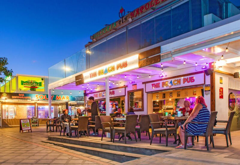 Puerto del Carmen: Indoor 18 hole Crazy Mini Golf Experience - Who Should Consider This Experience?