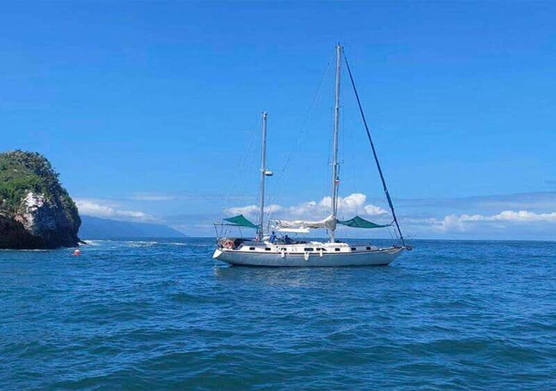 Puerto Vallarta: Private Sail, Snorkel and Beach - Scenic Start: Cruising Past Los Arcos