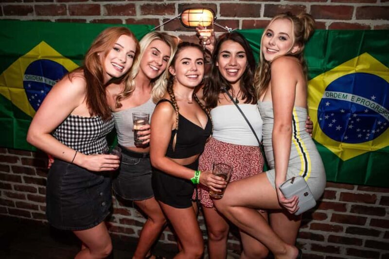 Queenstown: Bar Crawl with 5 Free Shots and Pizza - Key Points