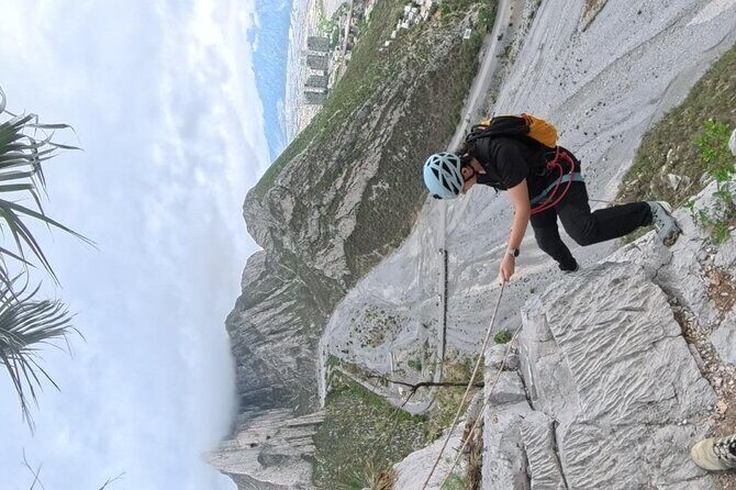 Rappels in Pico Licos with certified guides - Deep Dive into the Experience