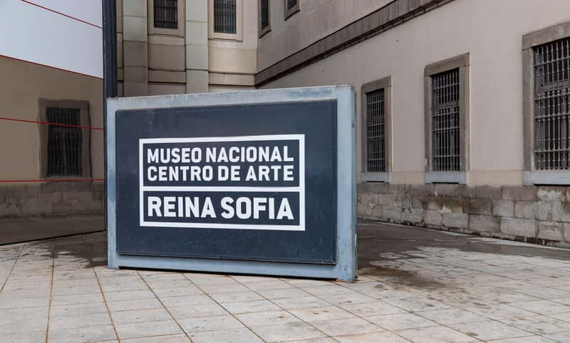 Reina Sofía Museum - Guided tour IN ITALIAN with family discount. - Key Points