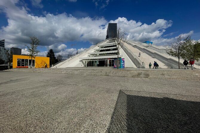 Relics of Comunism in Tiranë - FAQ