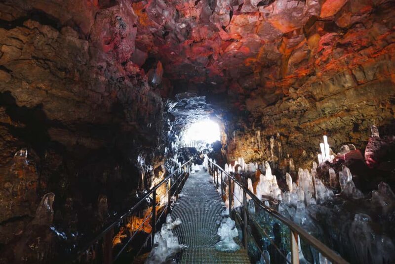 Reykjavik: Evening Lava Tunnel and Northern Lights Hunt - Key Points