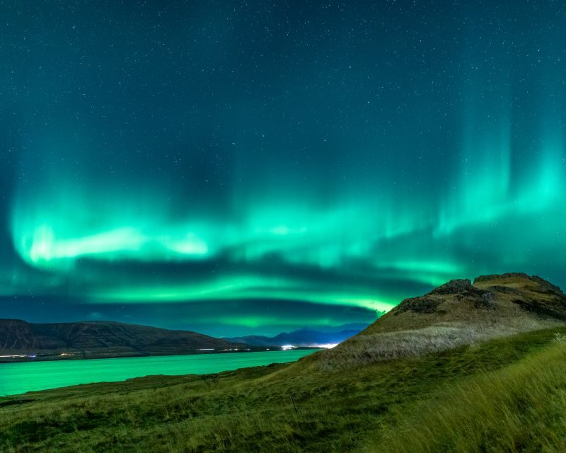 Reykjavik: Northern Lights Tour with Free Photos & Hot Cocoa - Group Size and Comfort