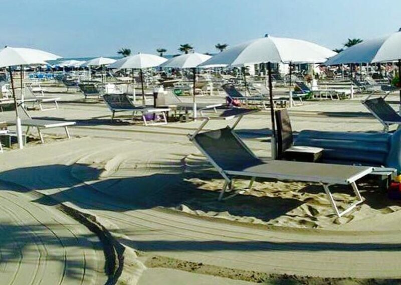 Riccione: Umbrella and Loungers at Baia degli Angeli Beach - A Closer Look at the Experience