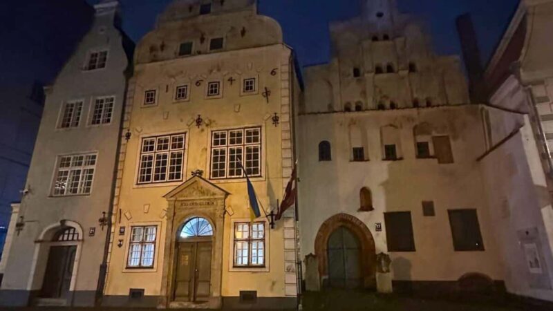 Riga: Old Town Legends & Highlights with Excellent Guides - Key Points