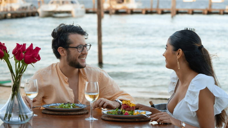 Romantic dinner in front of the sea - Who is it best for?