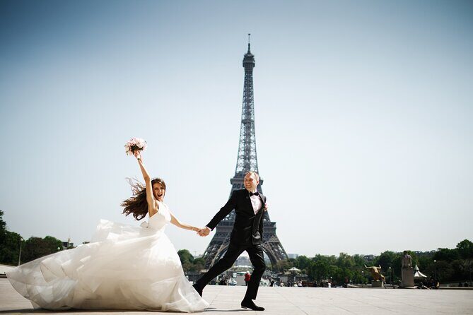Romantic Eiffel Tower Couple Photoshoot - Key Points