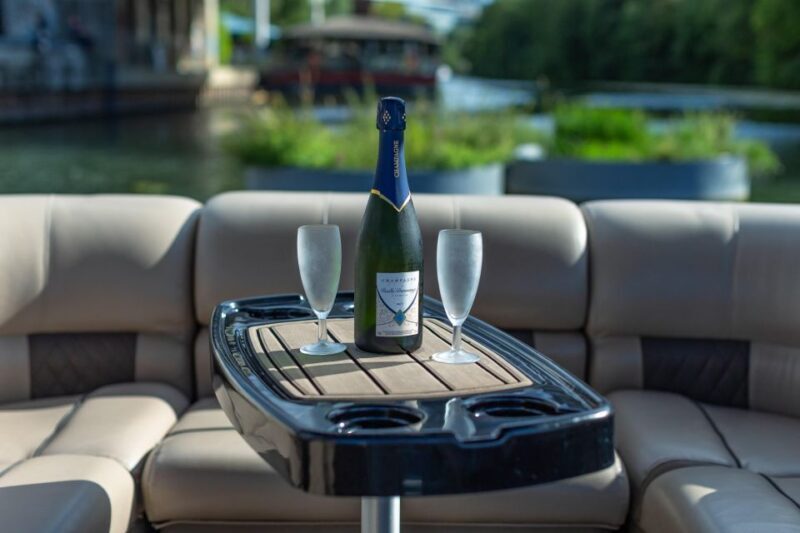 Romantic photo shooting on a private boat in Paris - Is It Worth the Price?