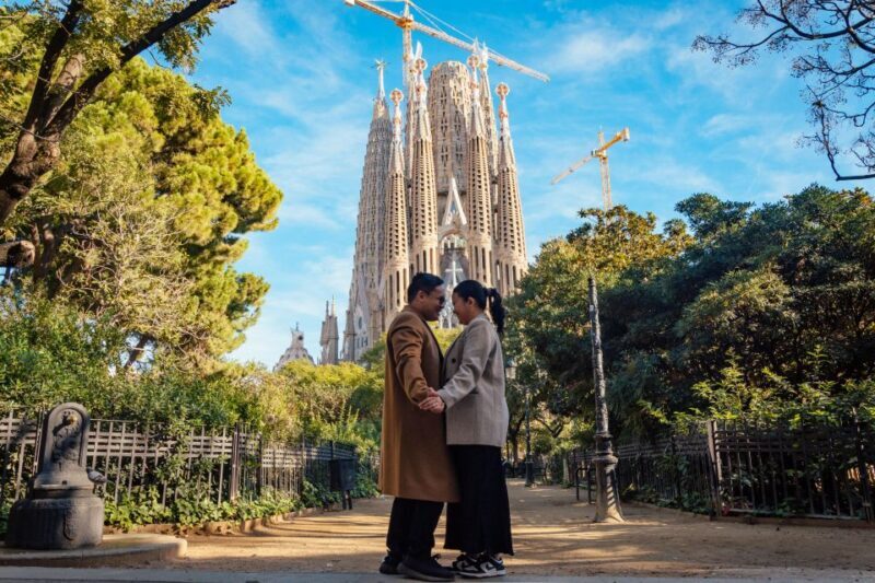 Romantic Photoshoot Experience for Couples in Barcelona - The Value of Professional Photos in Travel