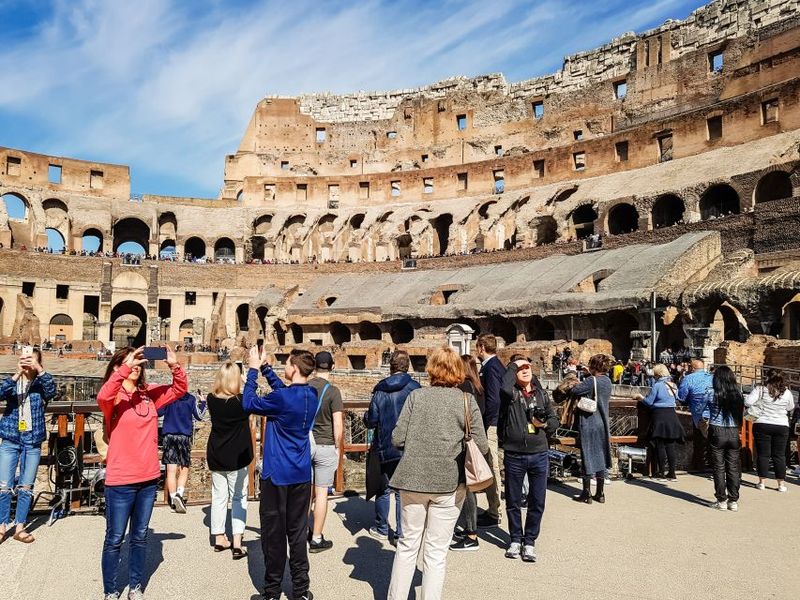 Rome: Colosseum Arena, Palatine Hill & Forum Guided Tour - The View Moment: Positioning Around The Arena and Arch of Constantine