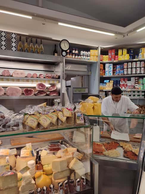 Rome : Food & Wine tasting Tour at the market - Discovering Testaccio: Rome’s Culinary Heart