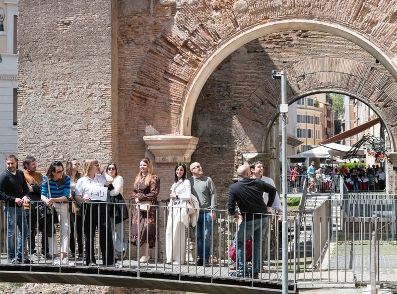 Rome: Trastevere & Campo de Fiori Street Food Walking Tour - Piazza Farnese and Ponte Sisto: the scenic break on your route
