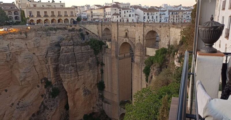 Ronda: Guided Walking Tour with English or Spanish Guide - Key Points
