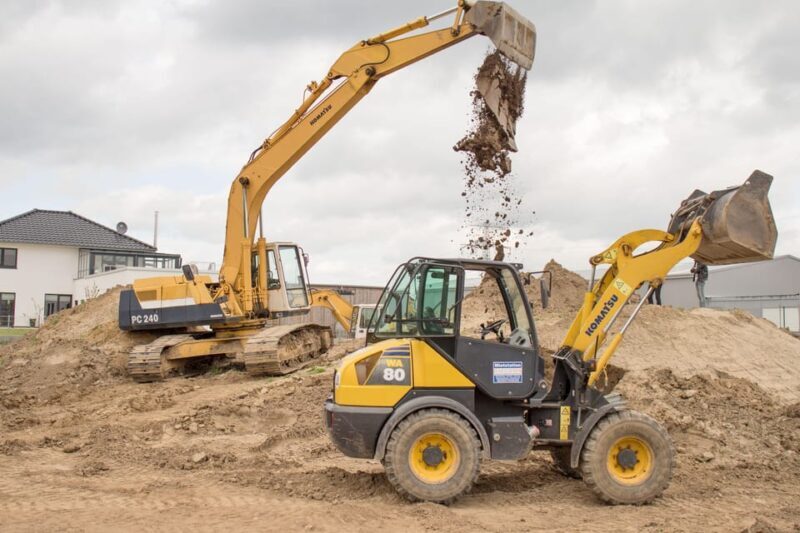 Rostock: 25t chain excavator digging at the Rostock excavator playground - Key Points