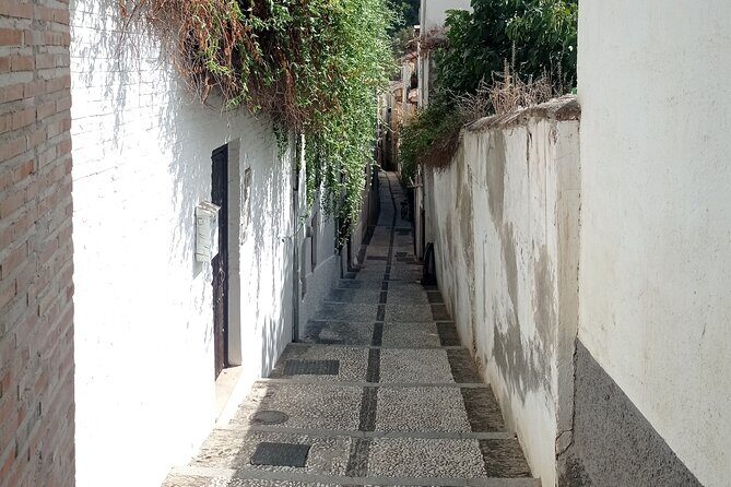 Royal Secrets of Granada: Self-Guided Dynasty Puzzle Quest - Exploring Granada Through a Different Lens