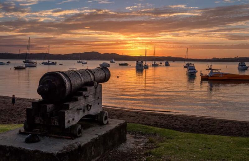 Russell: 1-Hour Sightseeing Tour by Coach & Long Beach - The Ride and the Experience