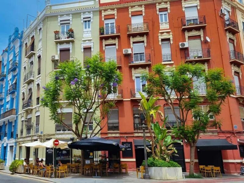 Ruzafa Food & Wine Tour: Tapas, Drinks & Local Secrets - The Guides and Atmosphere