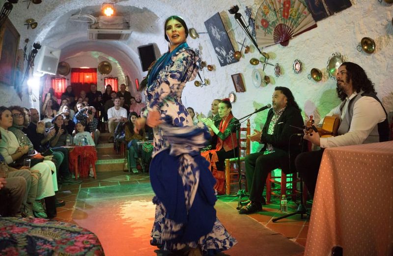 Sacromonte: Flamenco Show at Cuevas Los Tarantos Tickets - Zambra at Cuevas Los Tarantos: how the night plays in a single hour