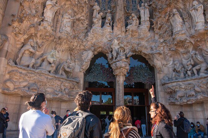 Sagrada Familia Small Group Guided Tour with Skip the Line Ticket - Practical Tips & Considerations