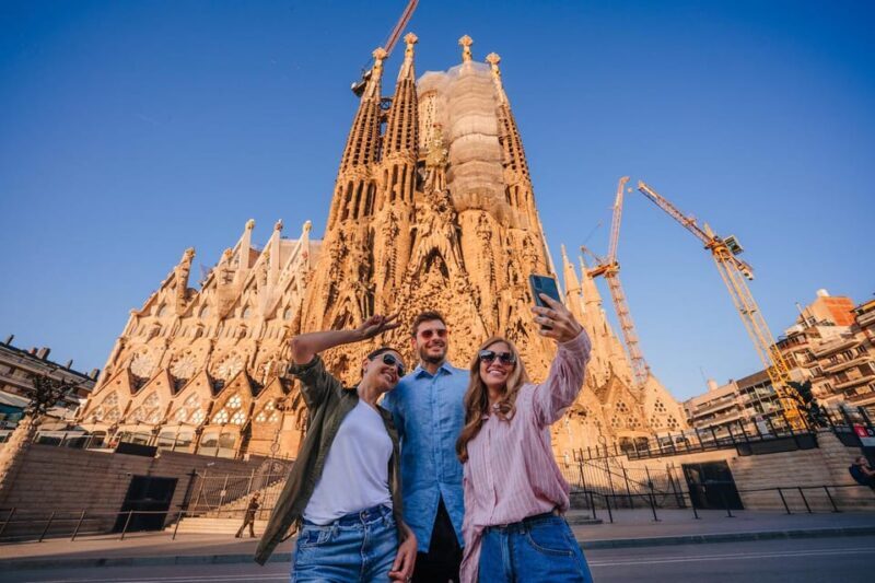 Sagrada Familia with Official Guide & Fast-Track Entry - Key Points