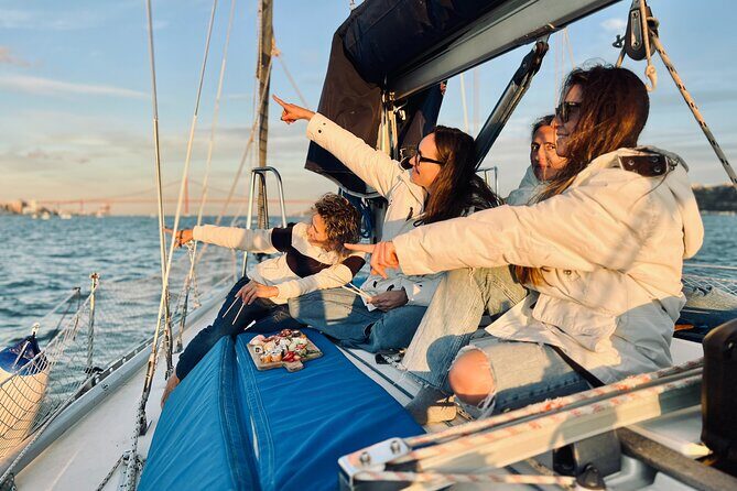 Sailing Yacht Lisbon's historic district Sightseeing Tour(2:30 H) - FAQ