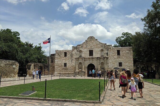 San Antonio Scavenger Hunt Walking Tour and Game - Key Points