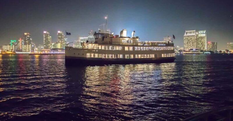 San Diego: New Year's Eve Early Buffet Dinner Cruise - The Experience: What to Expect