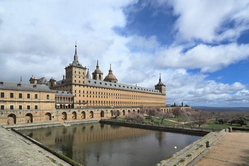 San Lorenzo de El Escorial: Monastery and Site Guided Tour - Key Points