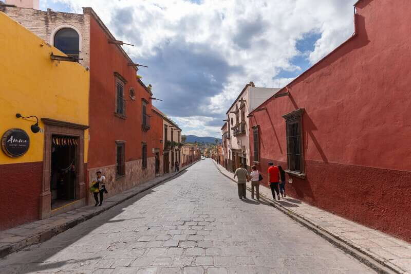 San Miguel: Landmarks and Lunch Walking Tour in English - A Walk Through San Miguel’s Main Sights