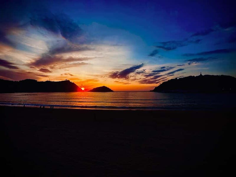 San Sebastián: Sunset from the catamaran in La Concha Bay - An In-Depth Look at the Sunset Catamaran Experience