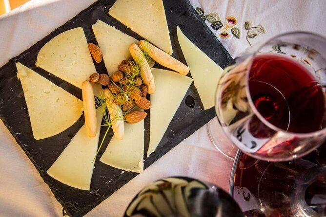 Santiago de Compostela: Cheese and Wine Tasting Experience - Atmosphere and Interaction