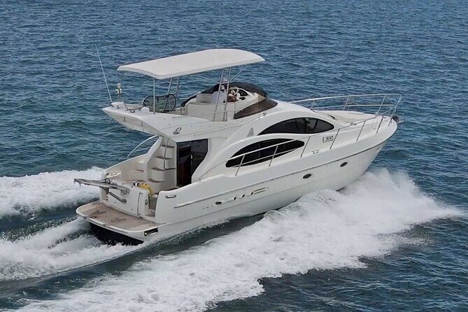 Santorini Caldera: Private Flybridge Yacht Experience - Analyzing the Value