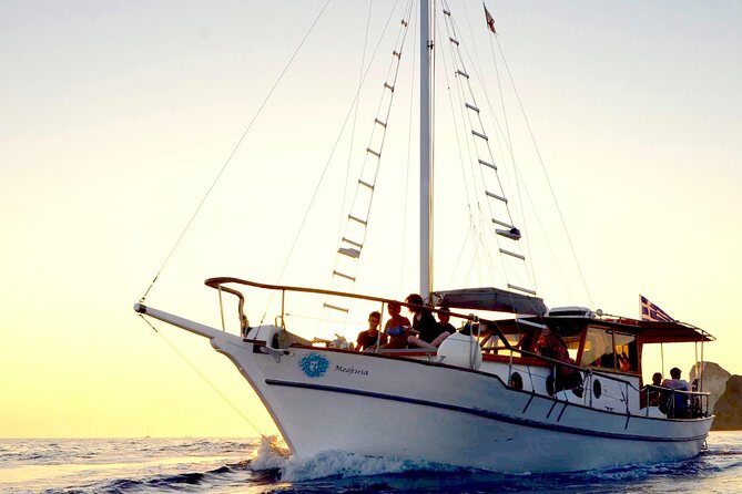 Santorini Caldera Sunset Traditional Cruise with Meal and Drinks - Who Is This Tour Best For?