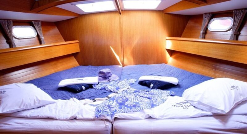 Santorini: Private Sailing Yacht Cruise with Meal & Drinks - Who Should Consider This Tour?