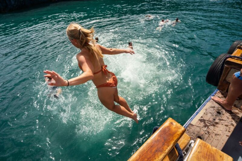 Santorini: Volcanic Islands Cruise with Hot Springs Visit - Exploring Santorini’s Volcanic Landscape