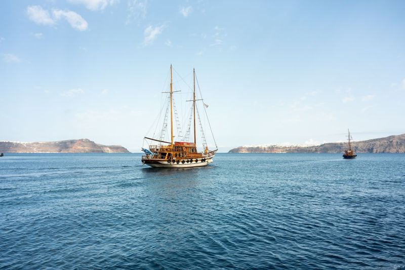 Santorini: Volcanic Islands Cruise with Hot Springs Visit - Thirassia bay: second swim and a slower island mood