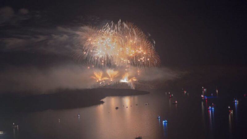 Santorini: Volcanic Sunset Cruise with Dinner - Key Points