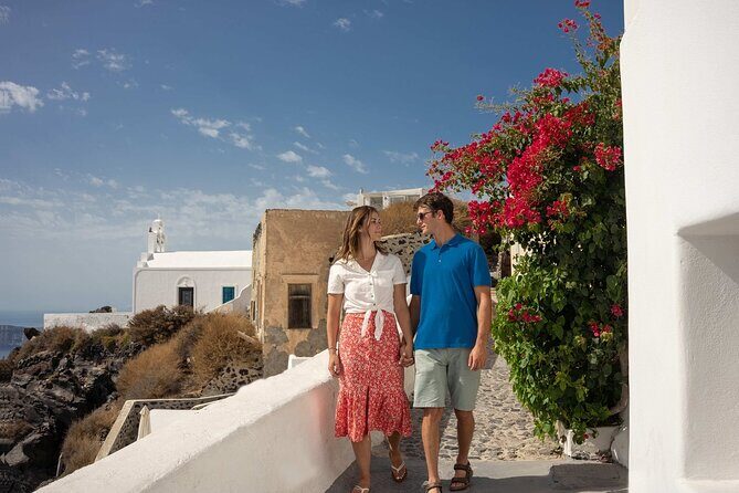 Santorini Walking Photoshoot Experience in OIA - What to Expect from Your Photoshoot in Oia
