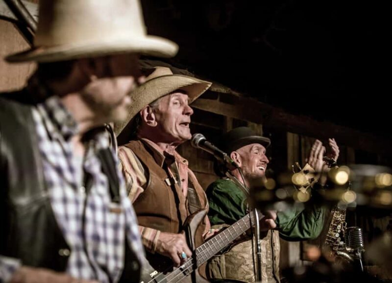 Sedona: Western Dinner Theater and Town Experience - Key Points