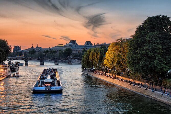Seine River Cruise with Commentary 1 Hour - Key Points