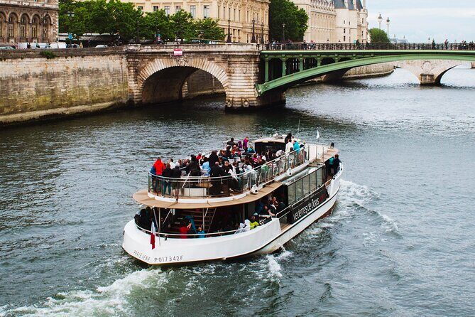 Seine River Cruise with Commentary 1 Hour - FAQ