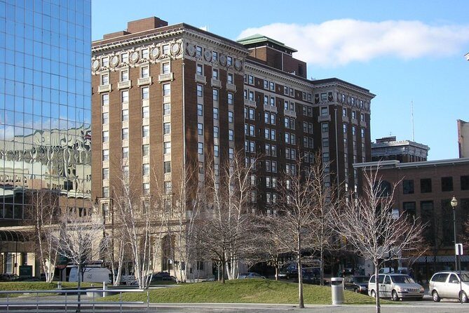 Self-Guided Grand Rapids Scavenger Hunt: Round River City - Highlighted Landmarks & Stops