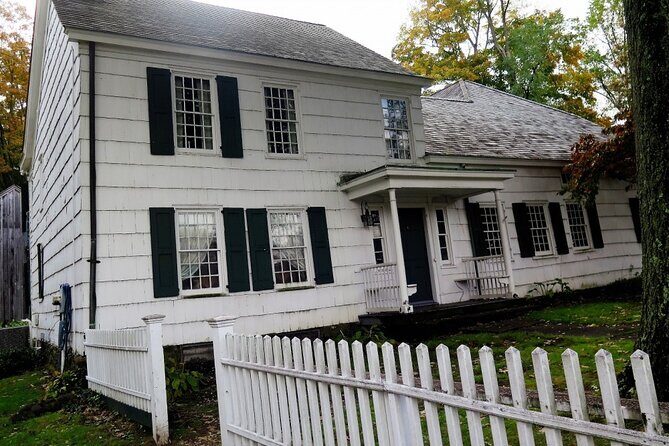 Self-Guided Scavenger Hunt: Huntington A Walk To Remember - Key Points