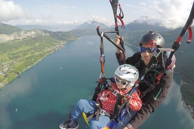 Sensation paragliding flight over the magnificent Lake Annecy - Key Points