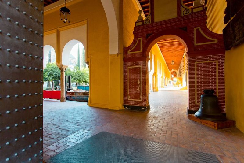 Seville: Alcázar, Cathedral & Giralda Fast Track Guided Tour - Giralda at the End: Climb the Bell Tower Without Losing the Story