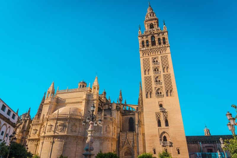 Seville: Alcázar, Cathedral & Giralda Fast Track Guided Tour - Santa Cruz Neighborhood: Your Atmospheric Finish