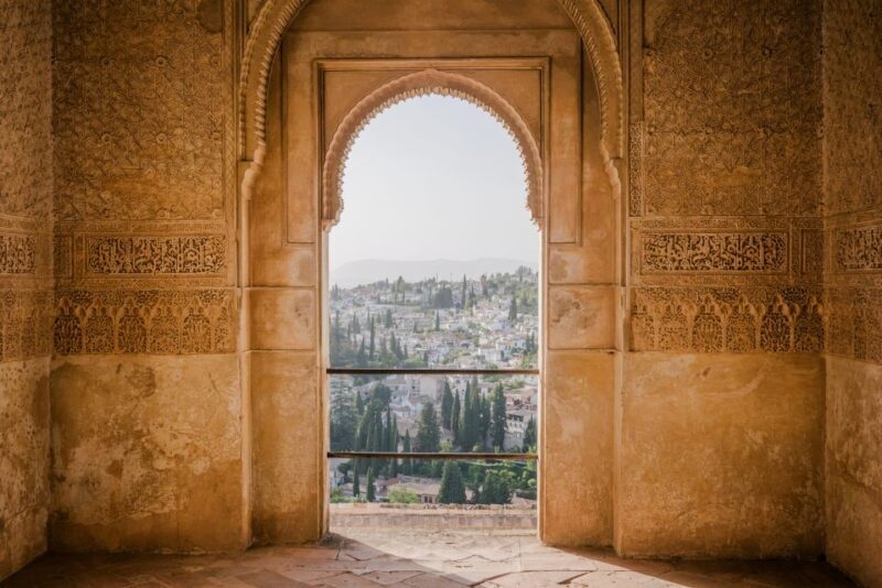 Seville: Alhambra Day Trip with Guide & Nasrid Palaces Entry - Key Points: