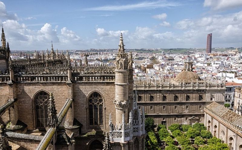 Seville: Cathedral, Giralda & Alcázar Guided Tour - Giralda bell tower: from minaret to icon