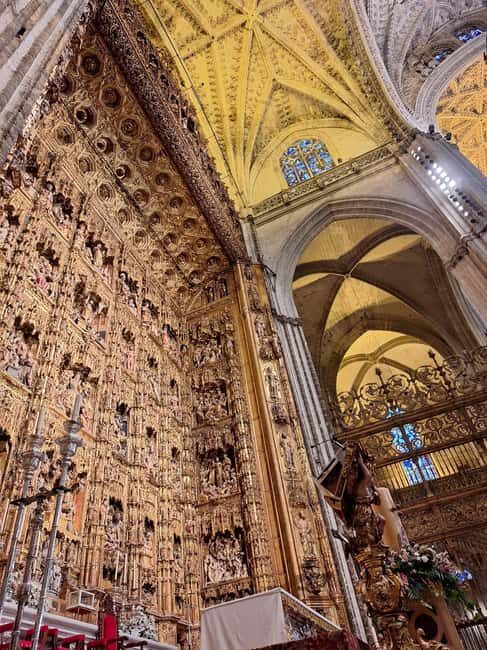 Seville: Guided tour of the Alcazar, Cathedral, and Giralda. Max 16 people - An in-depth look at this Seville tour